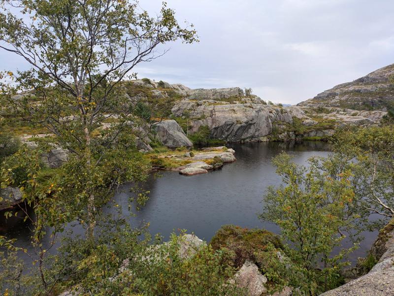 This photo shows a lake in the norwegian mountains.